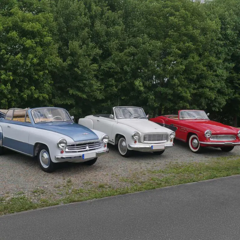 Drei restaurierte Wartburg Oldtimer-Cabriolets nebeneinander geparkt – ein eindrucksvolles Beispiel für sorgfältige Oldtimerpflege und detailgetreue Restauration.